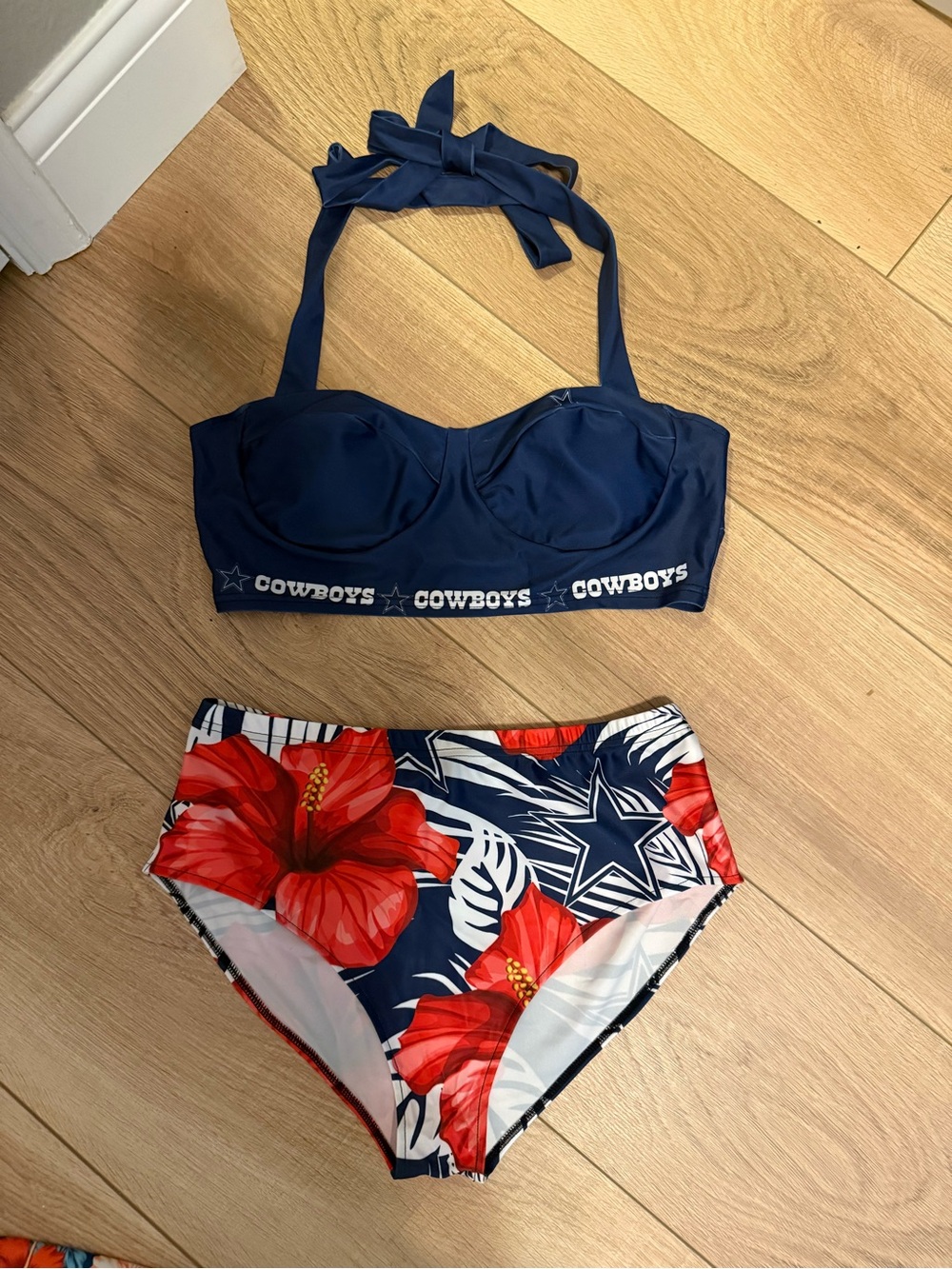 🏈⭐ Dallas Cowboys 2-Piece Swimsuit – Size Large – NEW WITHOUT TAGS - Picture 2 of 10